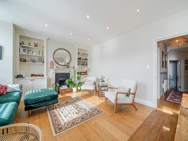Flat for sale in Furzedown, Greater London
