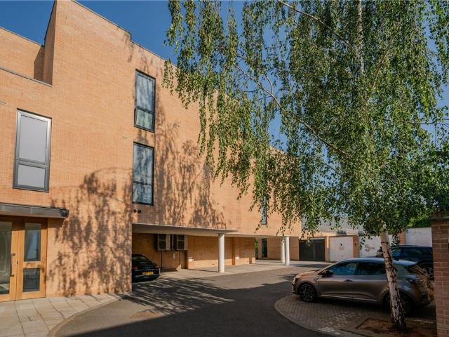 Flat for sale in Kew, Greater London