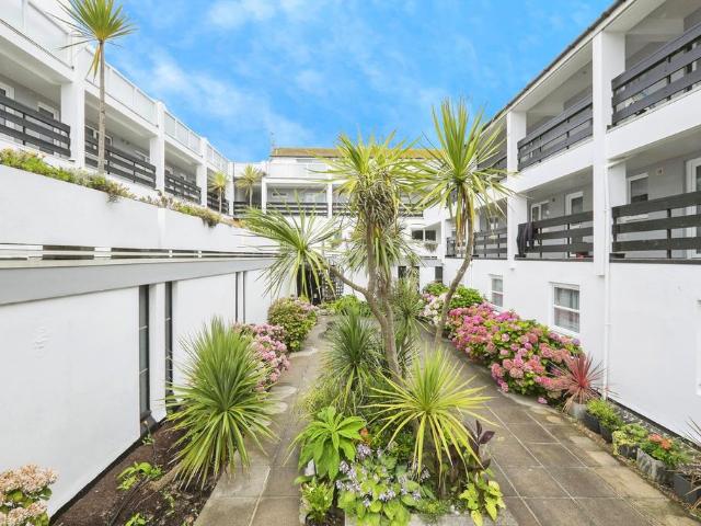 Flat for sale in Penbeagle, Cornwall