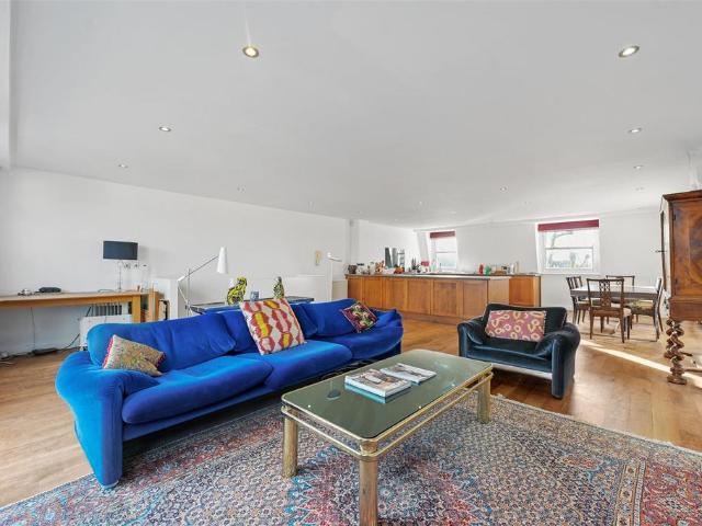 Flat for sale in Shepherd's Bush, Greater London