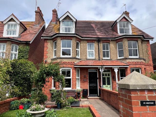 Flat for sale in Horsham, West Sussex