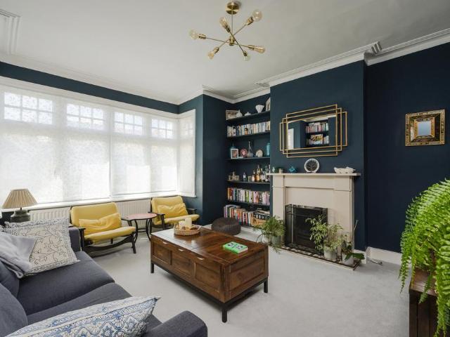 Flat for sale in London Borough of Merton, Raynes Park