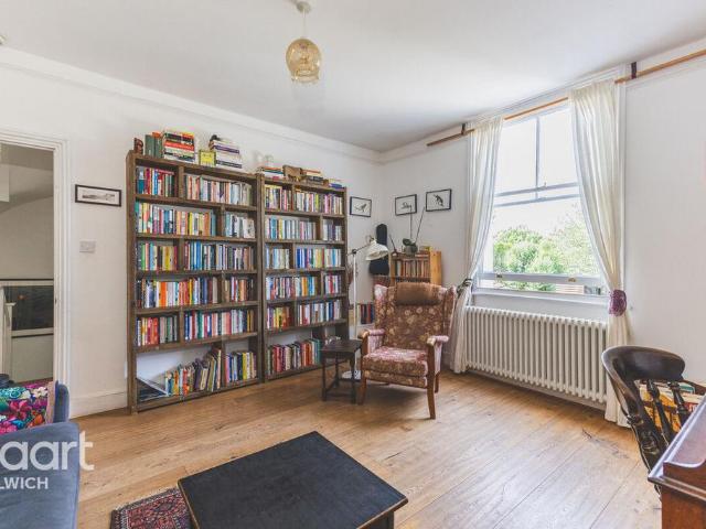 Flat for sale in Nunhead, Greater London