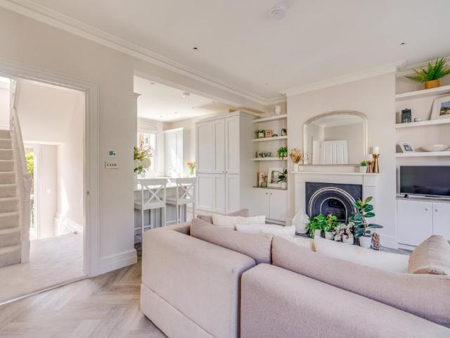 Flat for sale in Fulham, Walham Green