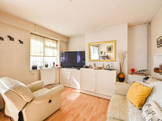 Flat for sale in Mile End, Greater London