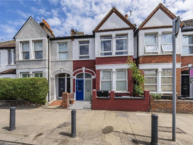 Flat for sale in Earlsfield, Greater London