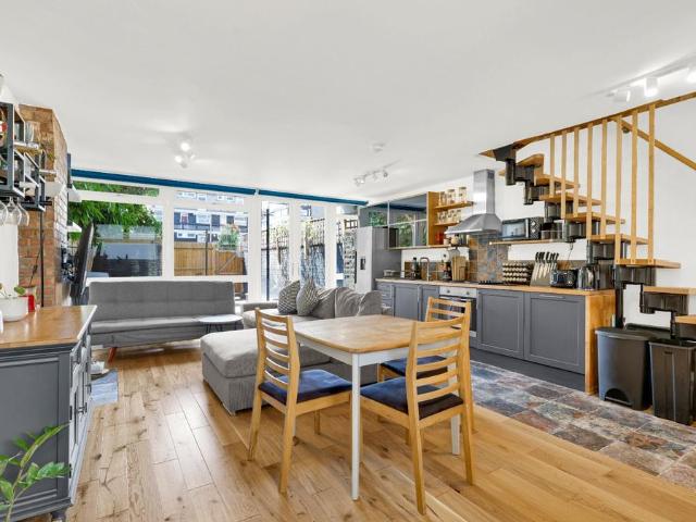 Flat for sale in Battersea, Greater London
