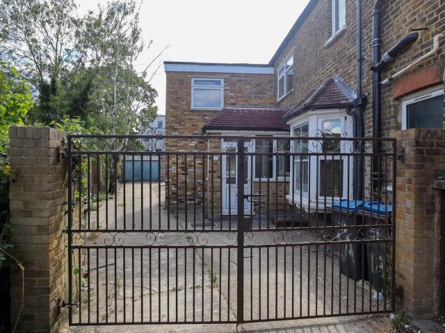 Flat for sale in London Borough of Croydon, Greater London