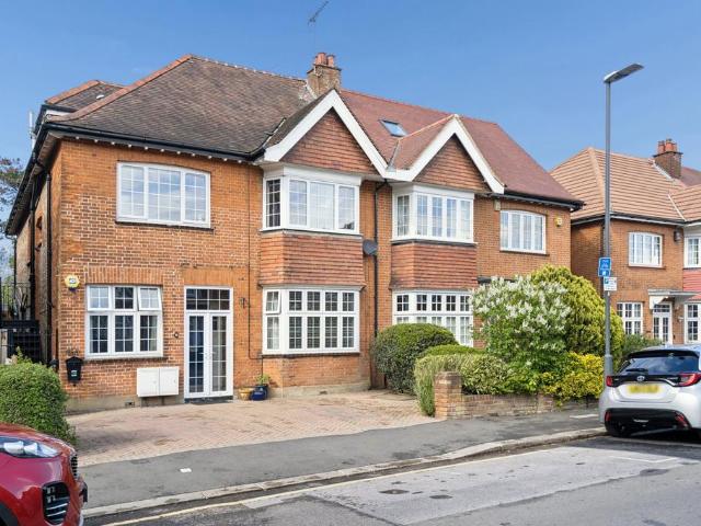 Flat for sale in Pinner, Greater London