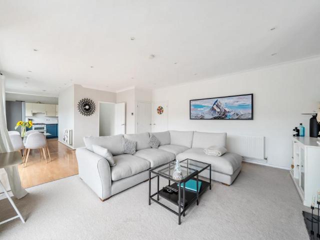 Flat for sale in Watford, North Watford
