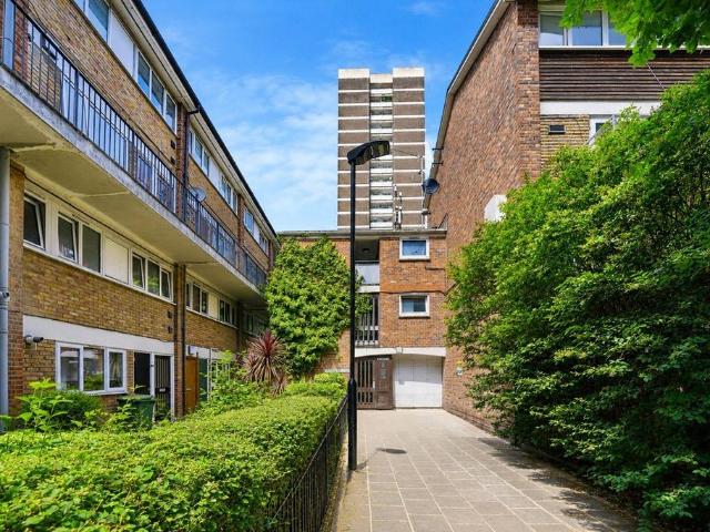 Flat for sale in Maryland, Greater London