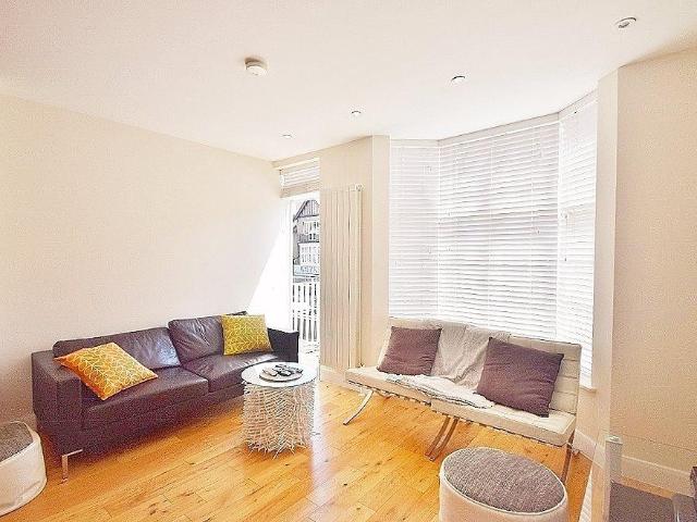 Flat for sale in Mill Hill, Greater London