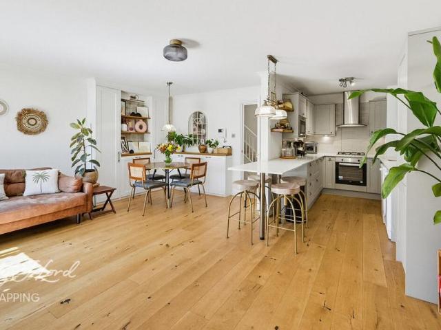 Flat for sale in St. George in the East, Wapping