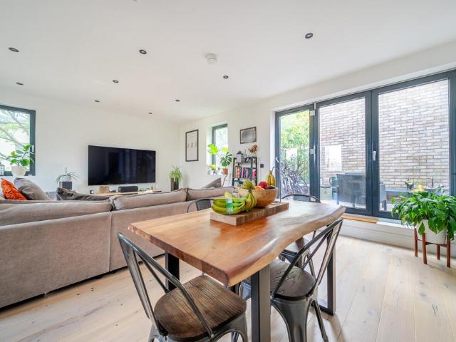 Flat for sale in E7, London