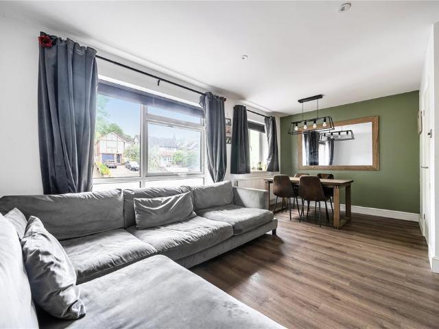 Flat for sale in Aperfield, Greater London