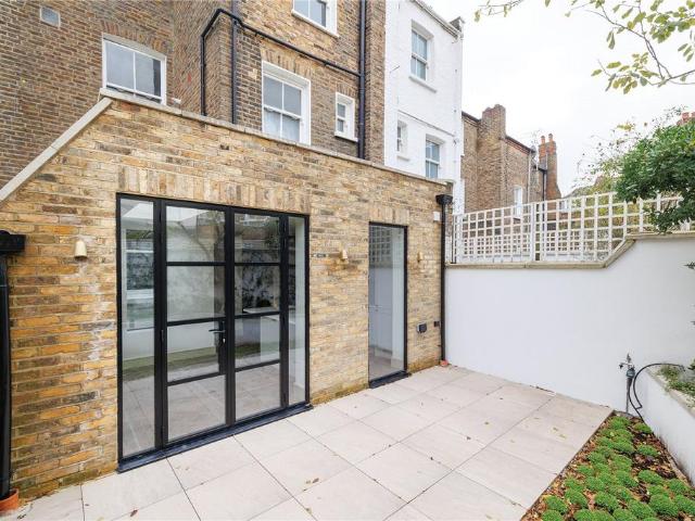 Flat for sale in Fulham, Greater London