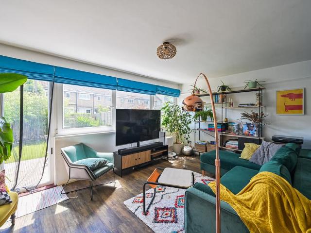 Flat for sale in Old Ford, Bow