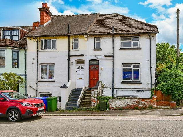 Flat for sale in Cargate, Aldershot