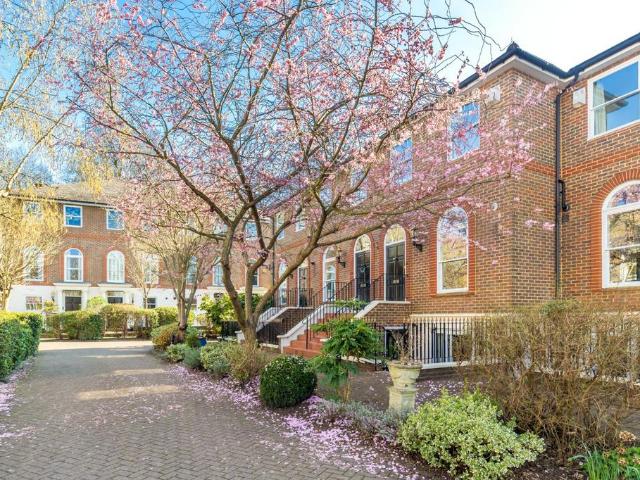 Flat for sale in Petersham, Greater London