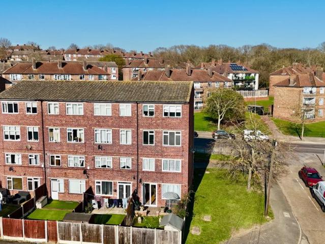 Flat for sale in Harold Wood, Greater London
