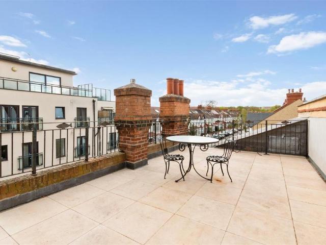 Flat for sale in London Borough of Merton, Merton Park