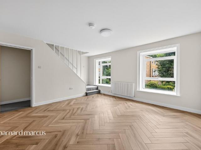 Flat for sale in London Borough of Croydon, Addiscombe