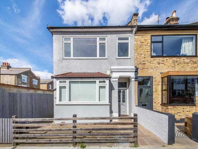 Flat for sale in Bellenden, Greater London