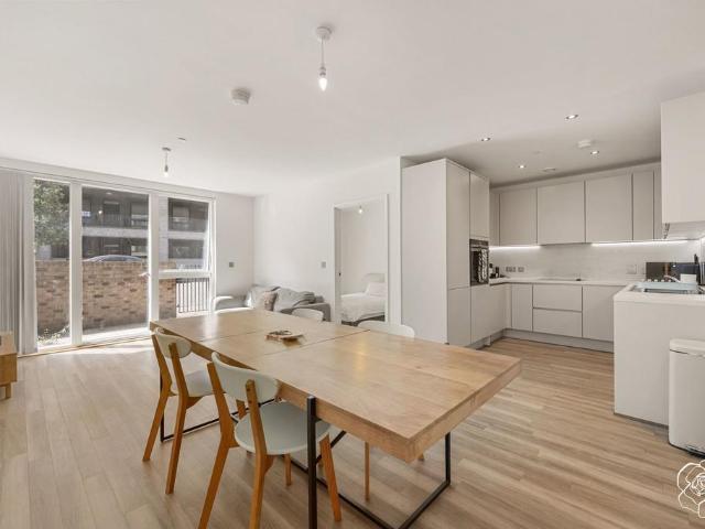 Flat for sale in Stratford Marsh, Greater London