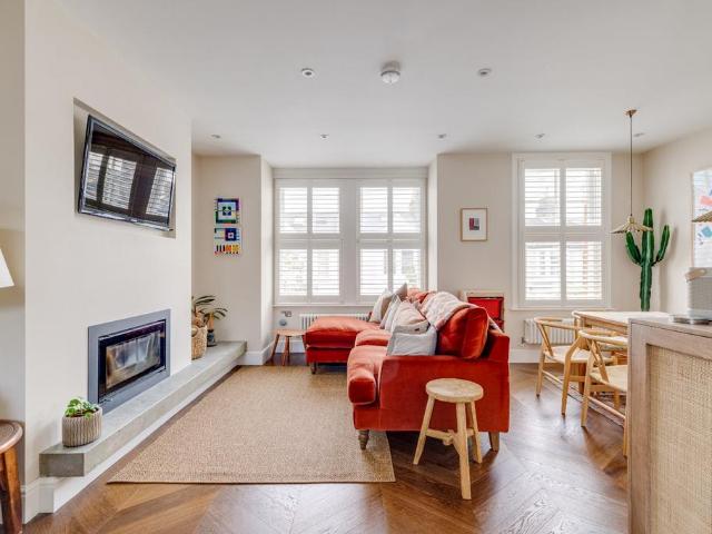 Flat for sale in Fulham, Greater London