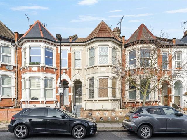 Flat for sale in Harringay, Greater London