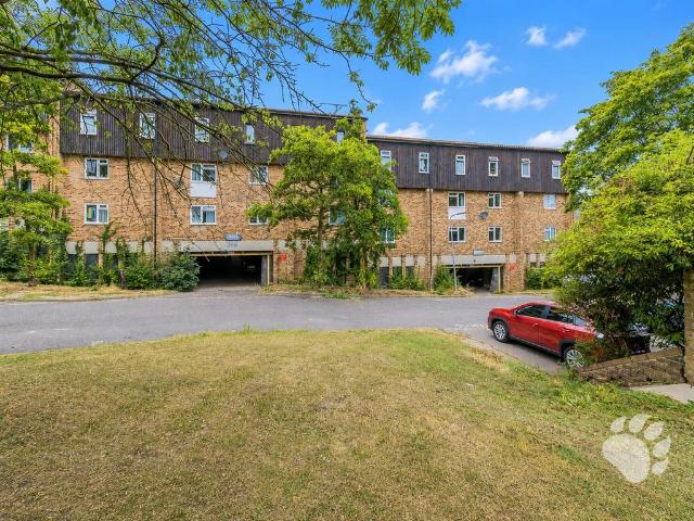 Flat for sale in Langdon Hills, Essex