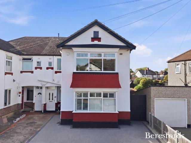 Flat for sale in Gidea Park, Greater London