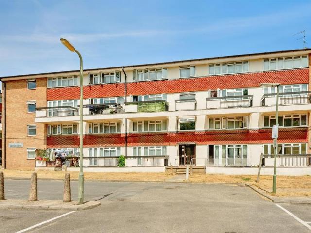 Flat for sale in Red Hill, Surrey
