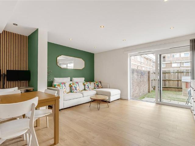 Flat for sale in Mile End, Greater London