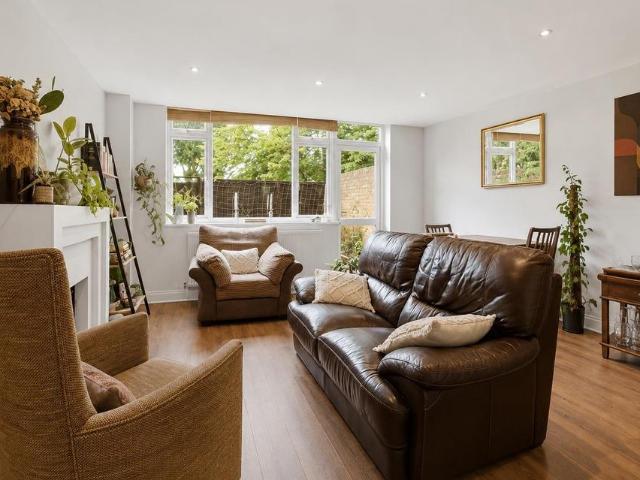 Flat for sale in Penge, Greater London