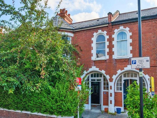 Flat for sale in Streatham, Greater London