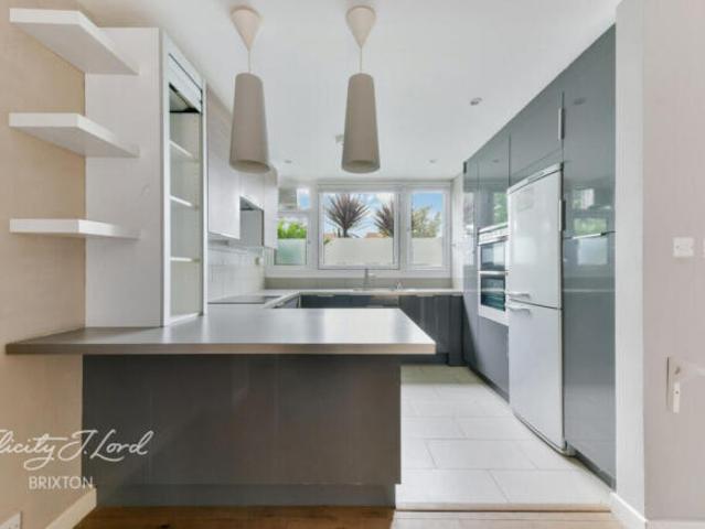 Maisonette for sale in Cat Hill, England