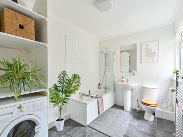 Maisonette for sale in Earlsfield, Greater London