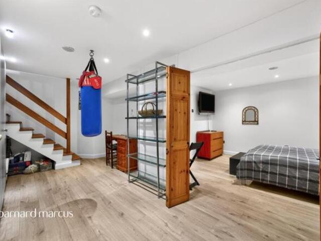 Maisonette for sale in Mortlake, Greater London