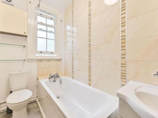 Maisonette for sale in Battersea, Greater London