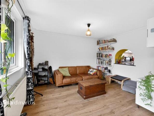 Maisonette for sale in Yiewsley, Greater London