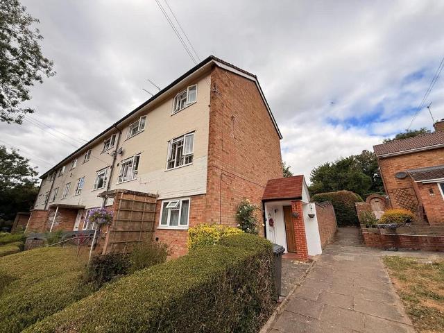 Flat for rent in Highfield, Pouchen End