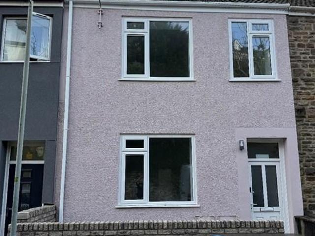 Flat for rent in Nangreaves, Wales