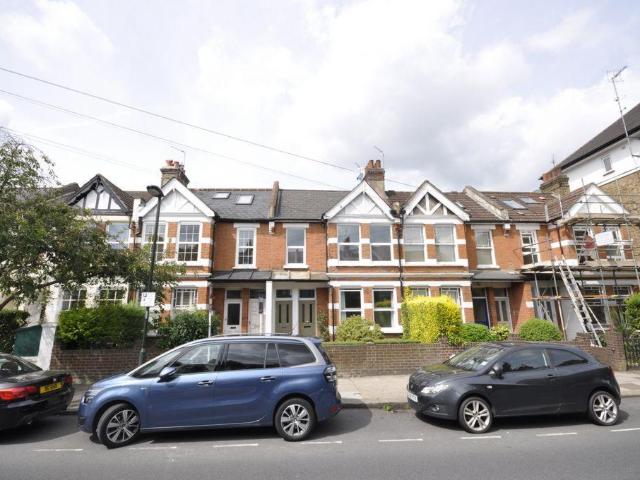 Flat for rent in Mortlake, Greater London