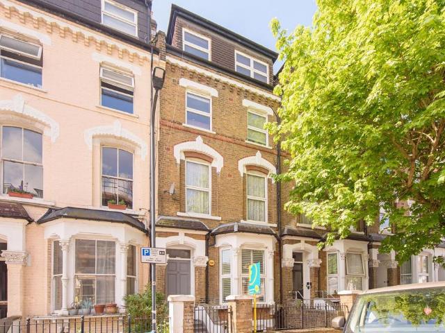 Flat for rent in Queen's Park, Greater London