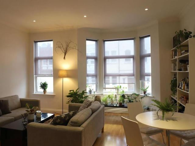 House for rent in Queen's Park, Greater London