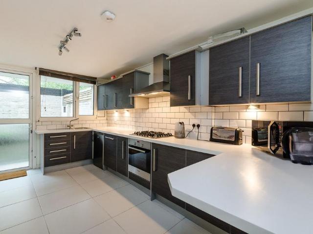 Flat for rent in Earl's Court, Greater London