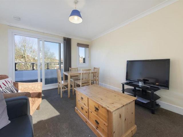 House for rent in Queen's Park, Greater London