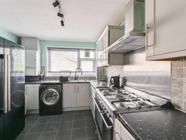 Flat for rent in Furzedown, Greater London