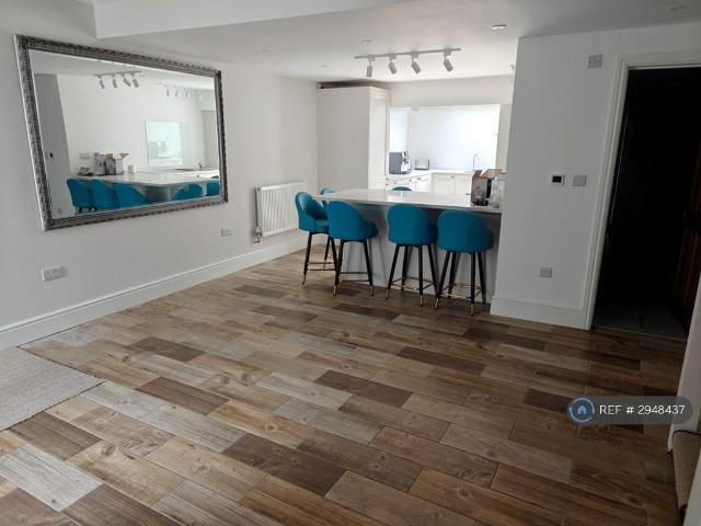 Flat for rent in Aldrington